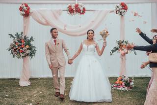 arco para matrimonio cuadrado decorado con telas y flores