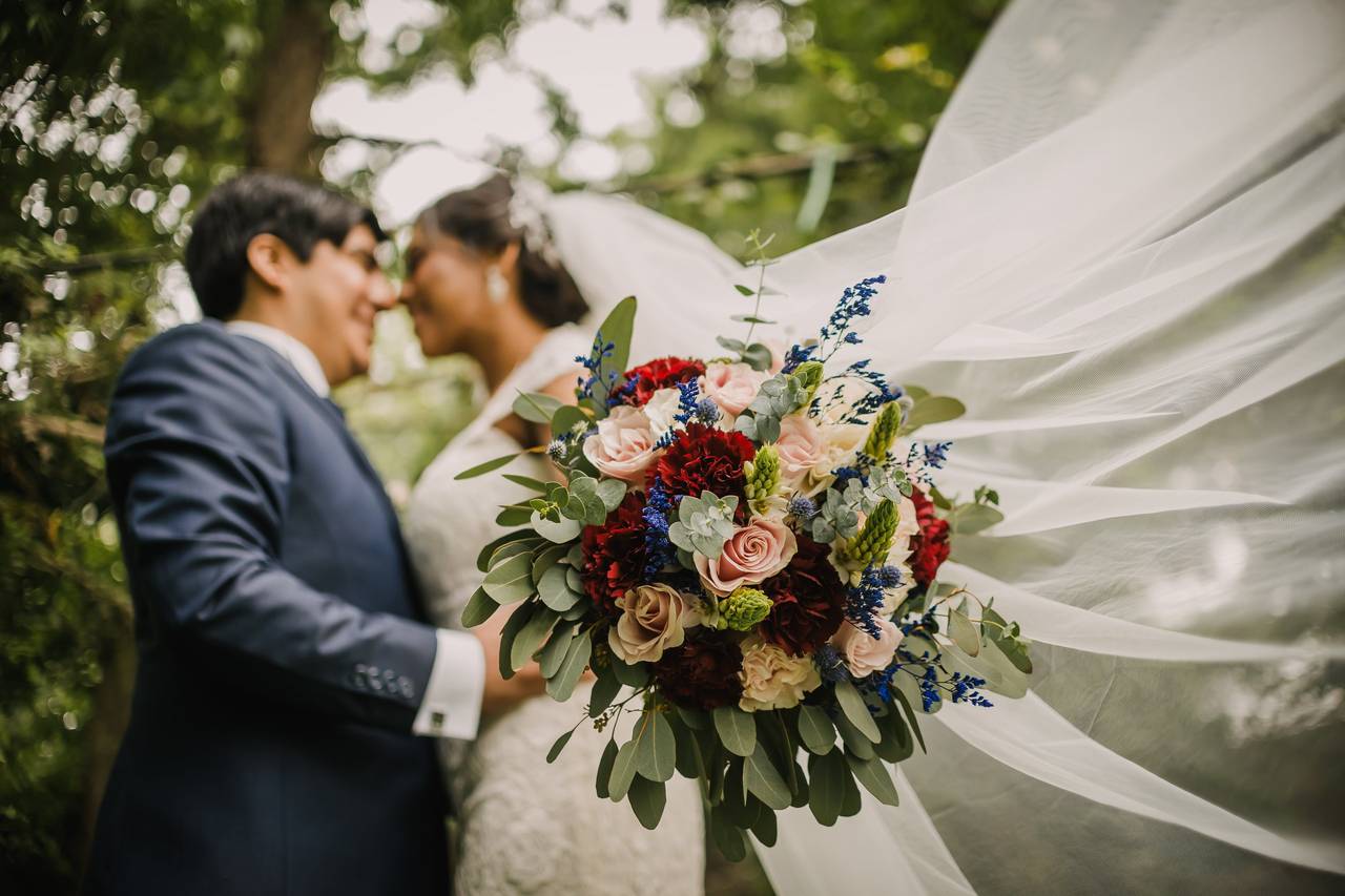 Ramos de flores naturales o preservadas, ¿cuáles son los más adecuados para  cada boda?