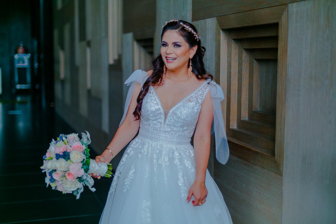 mujer con peinado de novia cabello largo