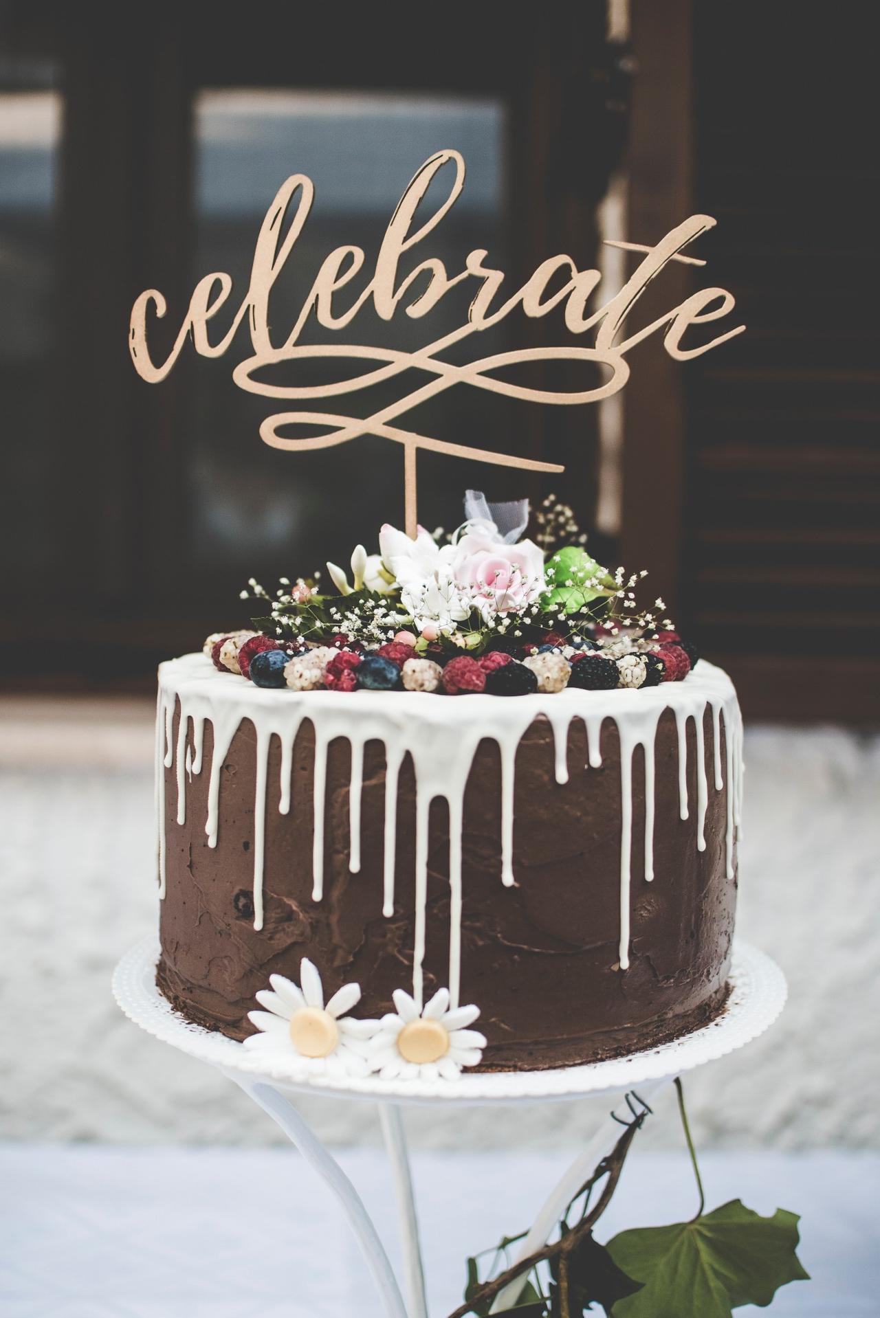 torta para matrimonio de chocolate con decoración blanca y frutas naturales