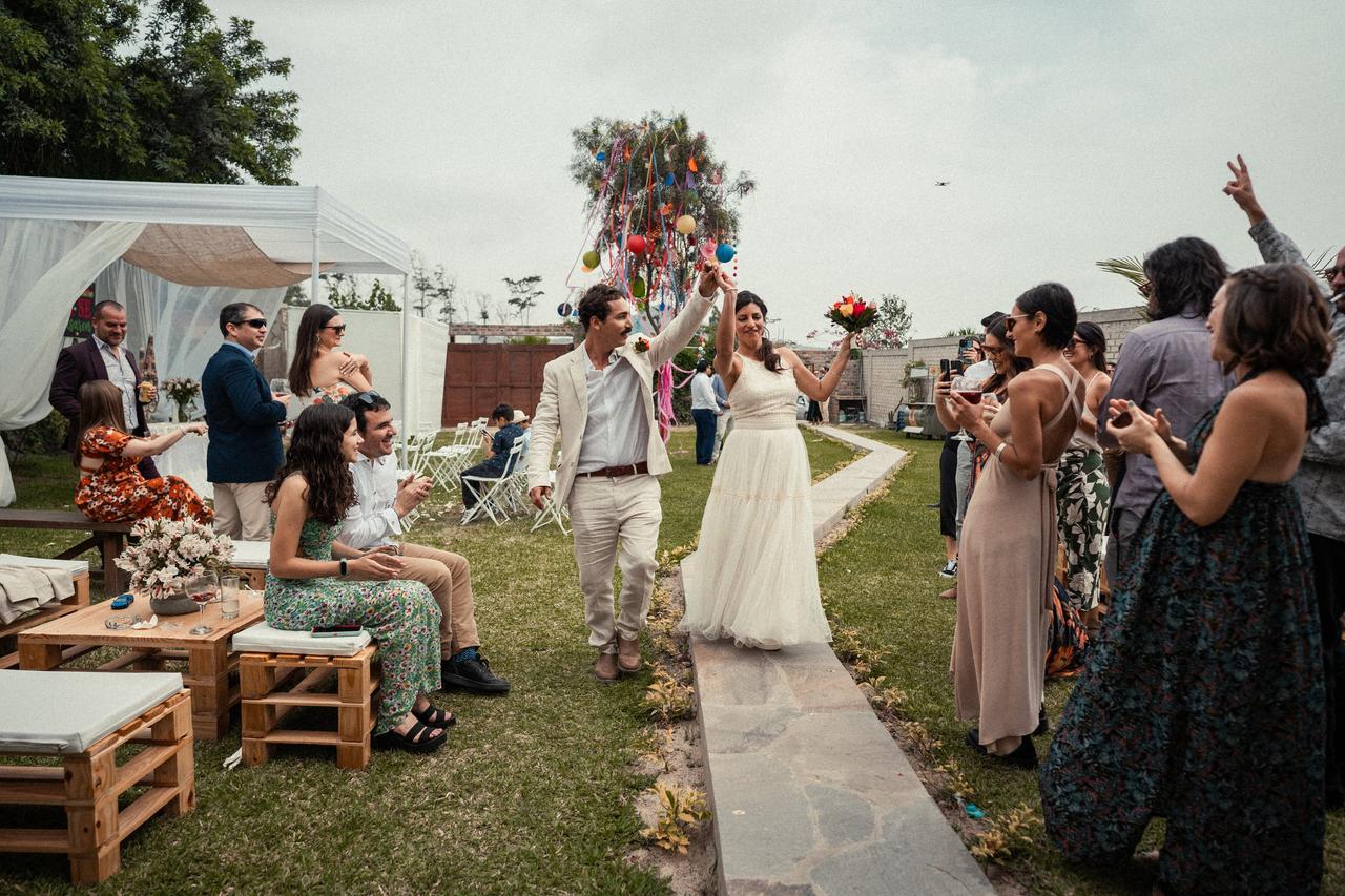 pareja durante ceremonia nupcial en un jardín