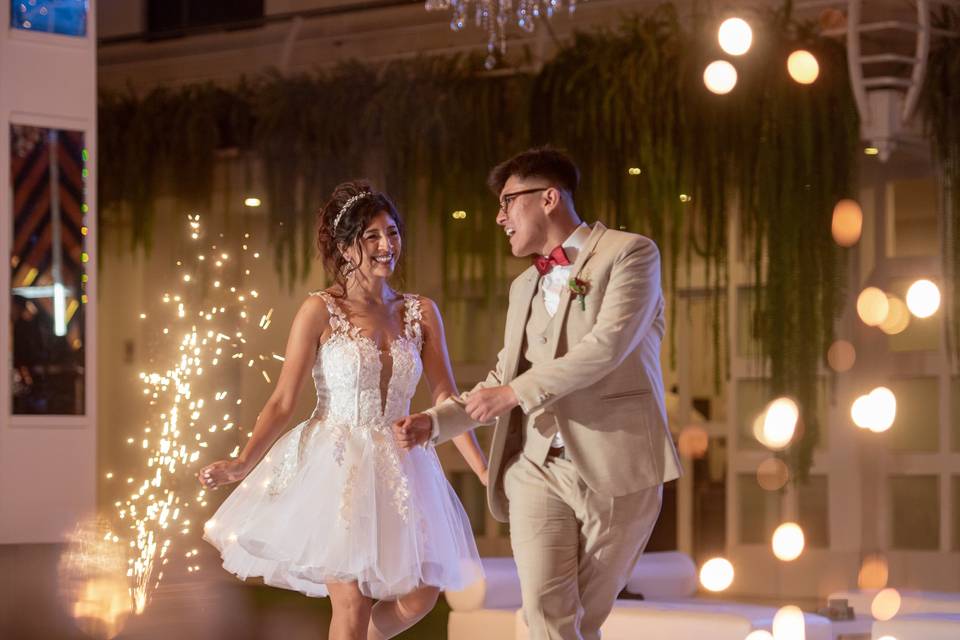 pareja que baila durante su boda