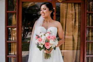 Novia sosteniendo bouquet de flores naturales en su mano