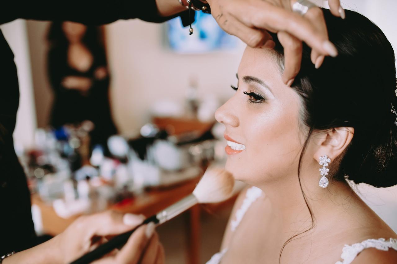 Por qué es muy importante hacer una prueba de maquillaje y peinado de  Novia? – ¡Sentite linda en tu día especial!