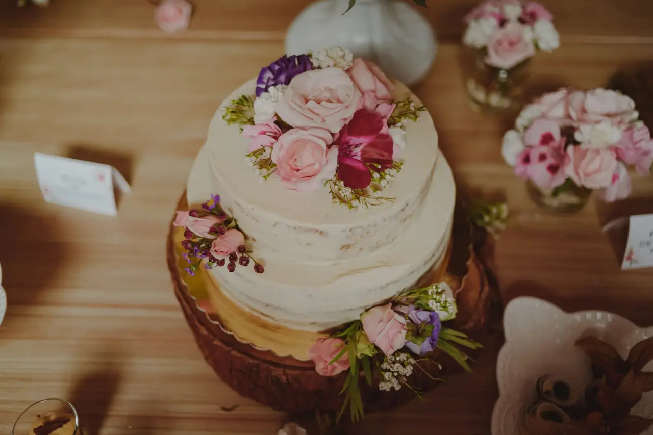 Decoración de tortas para matrimonio con flores naturales. ¡Así deben  incluirlas!