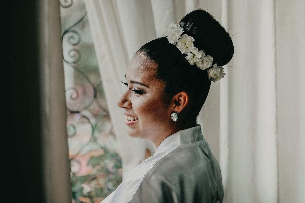 peinado de novia recogido alto con flores blancas