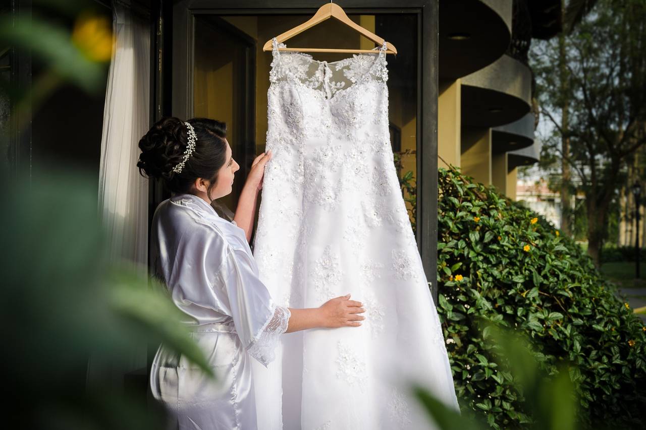 Tejidos para tu vestido de novia: ¿cuál usar según la época del año?
