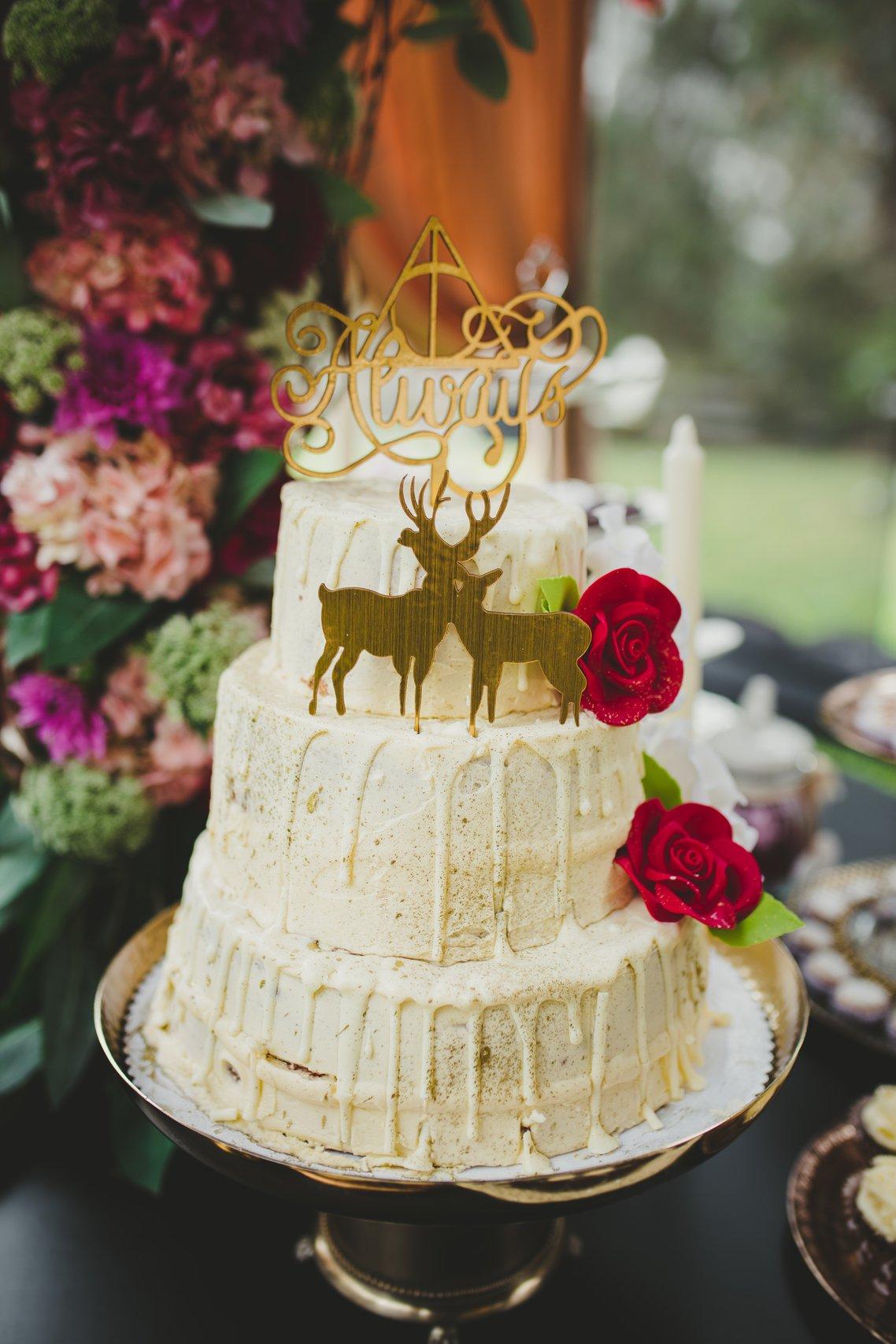 modelo de torta de matrimonio con volantes de bittercream y rosas rojas con topper dorado