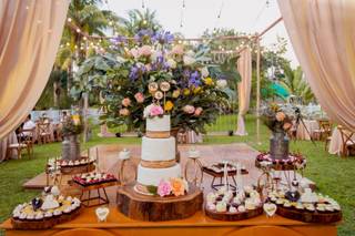 mesa de dulces con torta de matrimonio al aire libre
