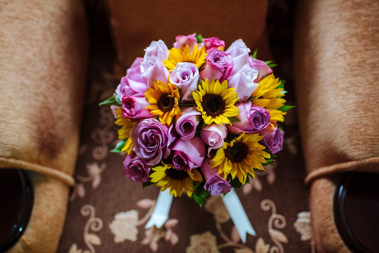 Bouquet de novia con girasoles y rosas violetas