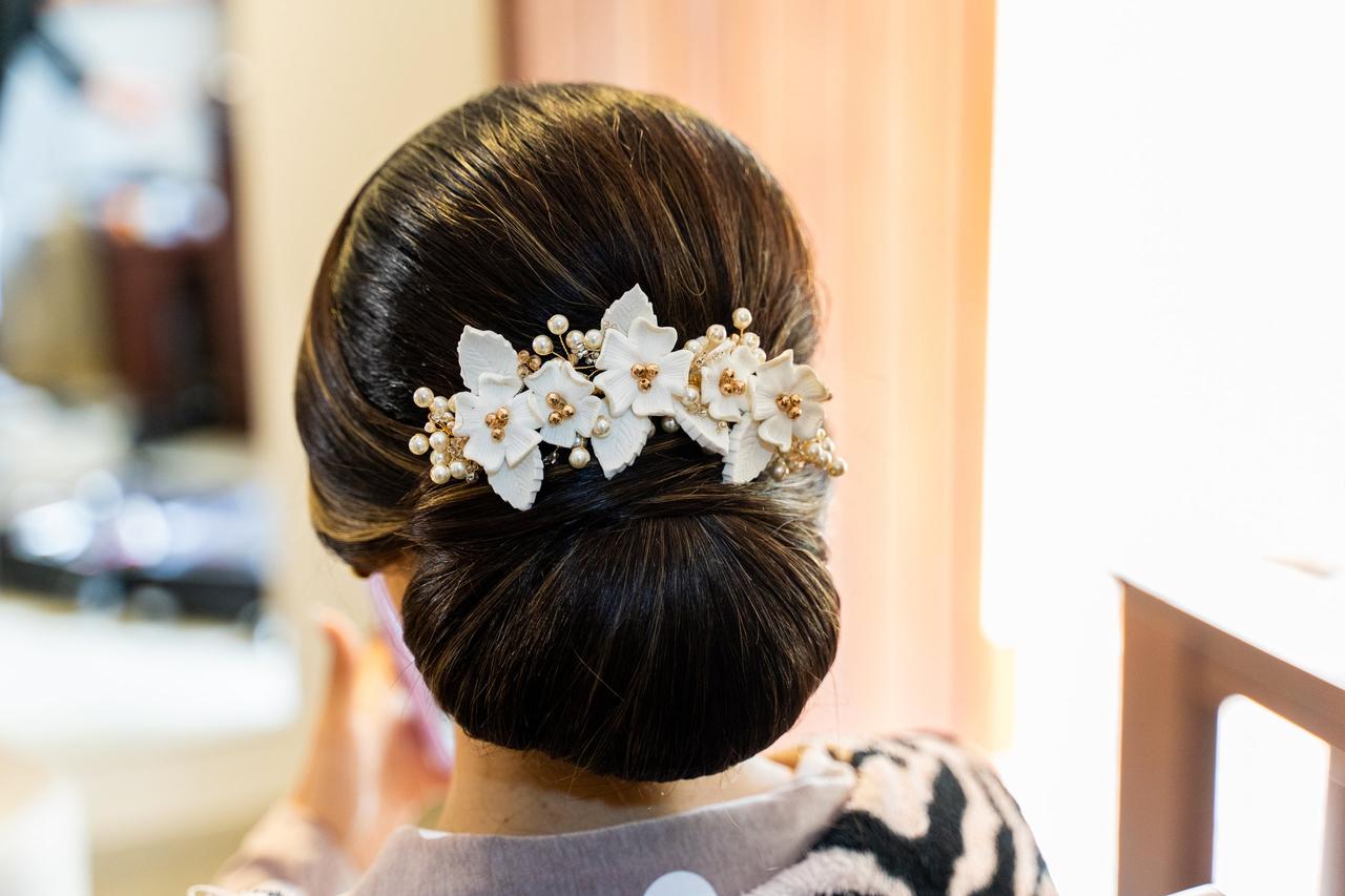 peinado de novia con moño y tocado elegante