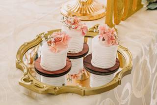 mini tortas de matrimonio con colores dorados