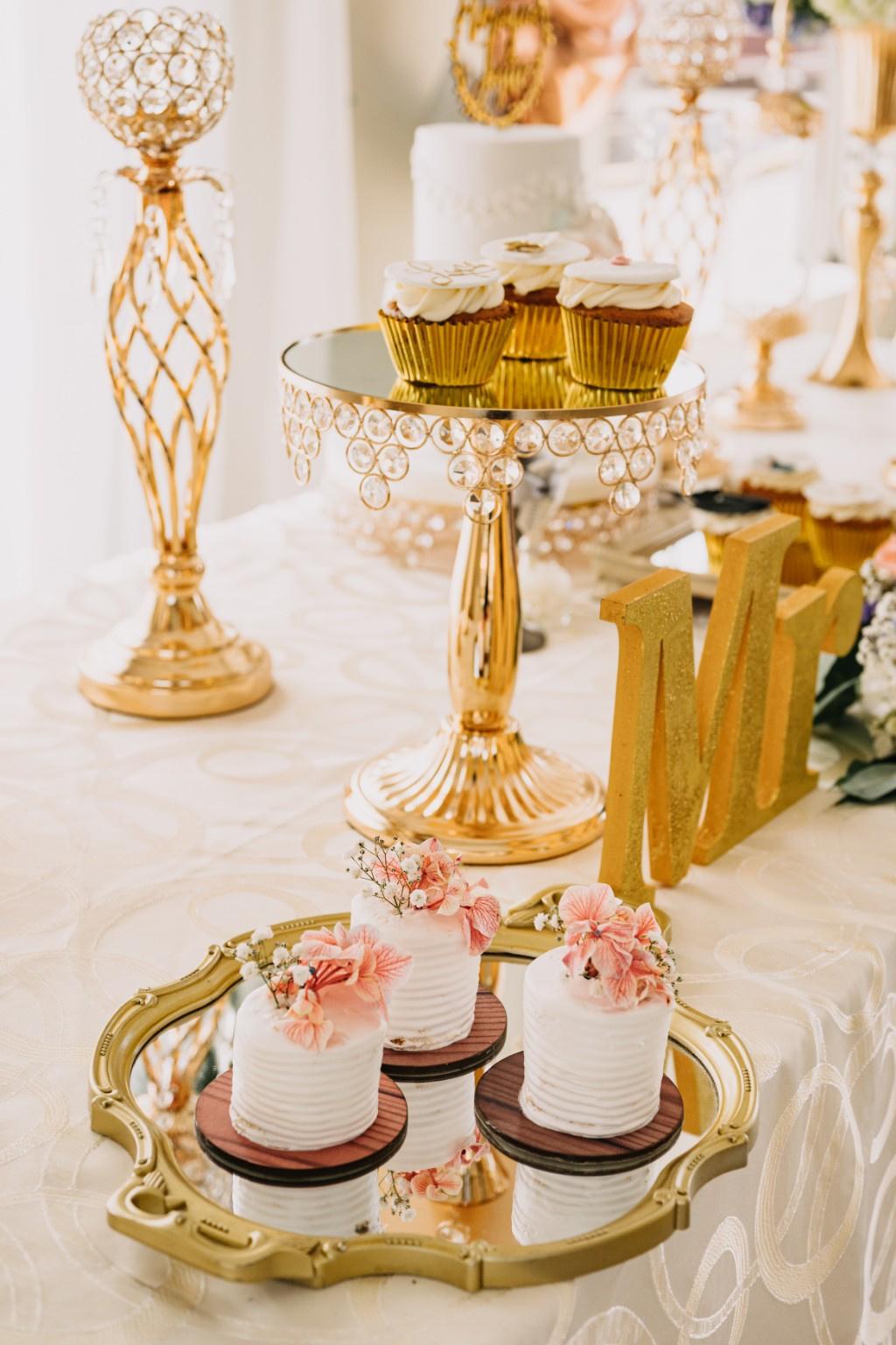 mini tortas de matrimonio con colores dorados