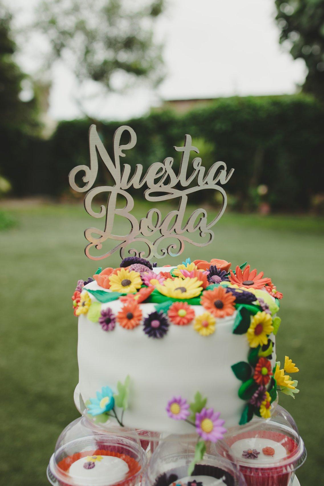 torta de matrimonio de boda civil con flores en colores vivos y caketopper brillante