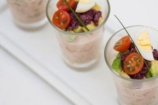 bocadito salado ceviche peruano en vasito de vidrio