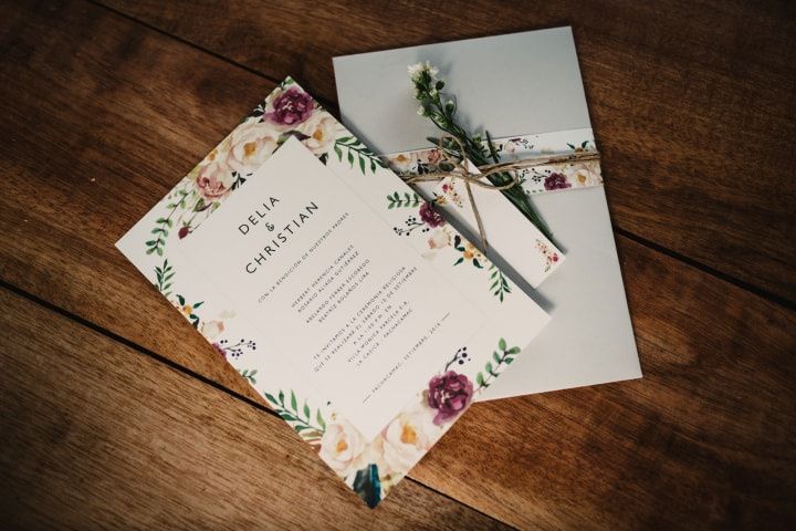 tarjeta de matrimonio con motivo florales rústicos