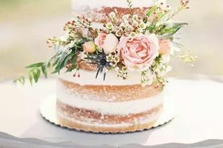 naked cake con flores naturales y topper dorado