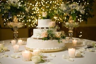 torta de matrimonio blanca con flores en colores suaves