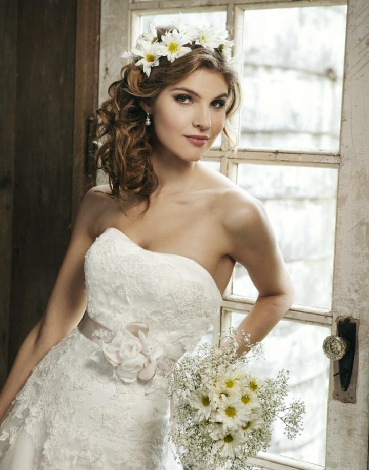 peinado de novia pelo suelto con flores