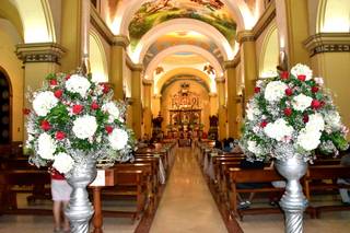 arreglos florales como decoración de iglesia para boda