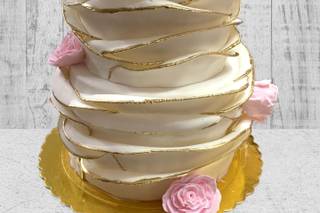 torta de matrimonio elegante de dos niveles con decoración ondular