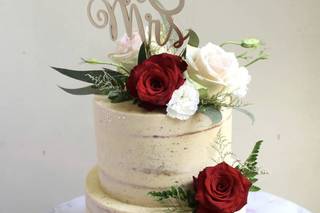 torta de matrimonio civil blanca con flores naturales