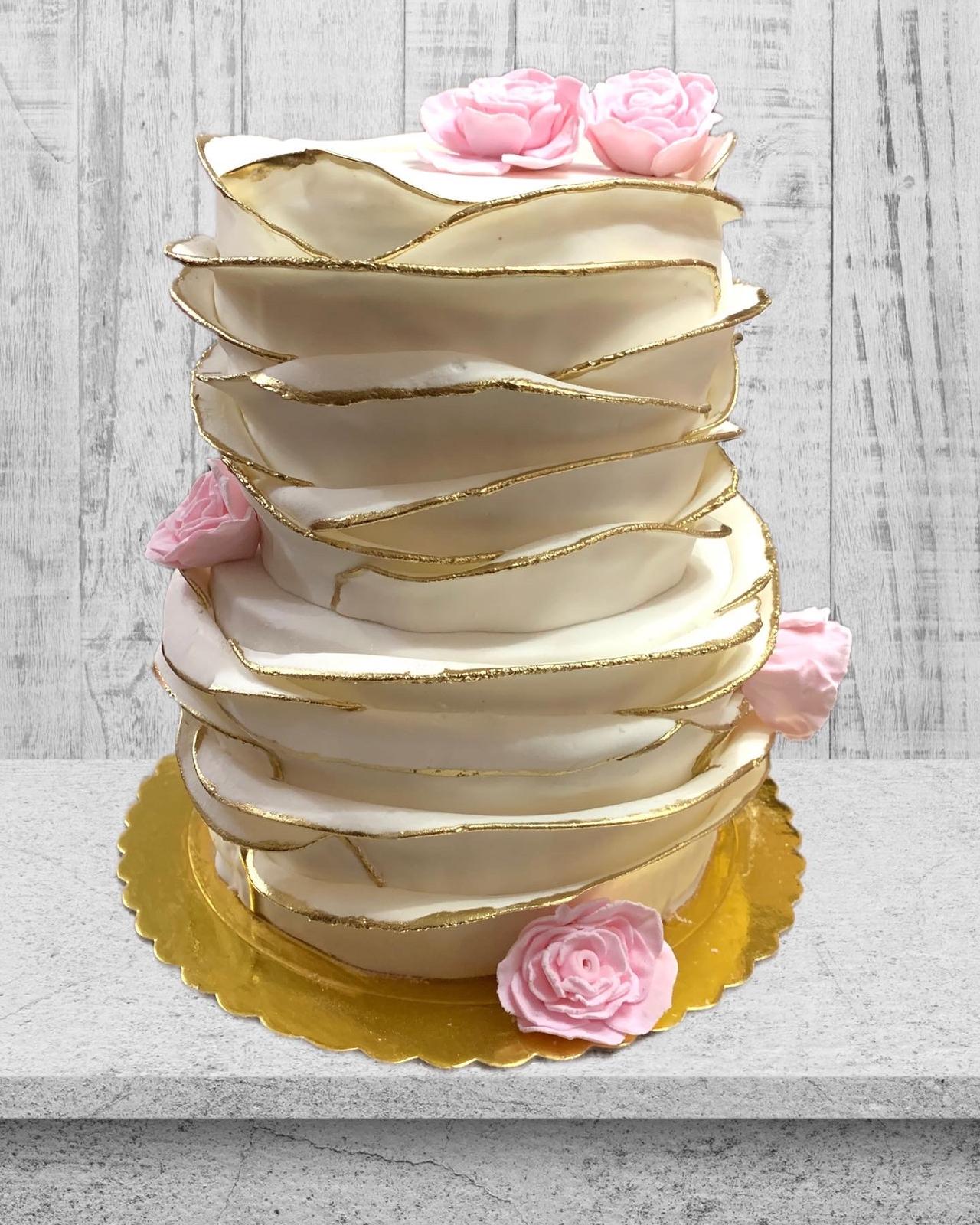 torta de matrimonio elegante de dos niveles con decoración ondular