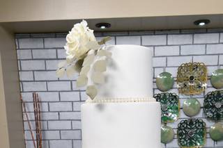 torta de matrimonio elegante de cuatro pisos de color blanco