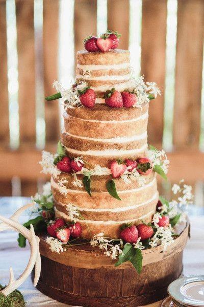 torta de matrimonio para primavera con fresas y hojas verdes