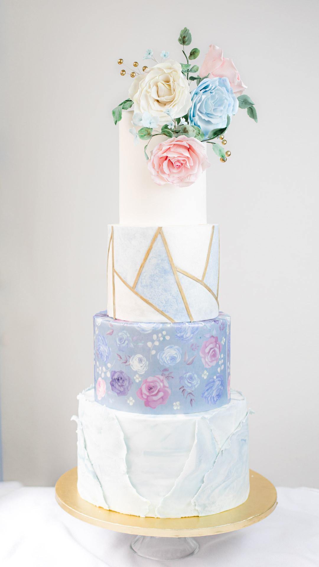 torta de matrimonio elegante de cuatro pisos