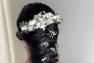 peinado de novia cabello largo con trenza y flores blancas