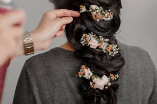 peinado de novia cabello largo con trenza y flores rosadas
