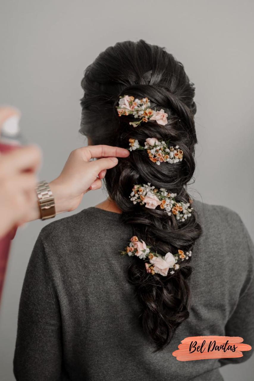 peinado de novia cabello largo con trenza y flores rosadas