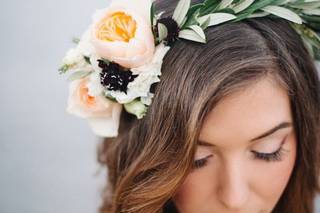 peinado de novia suelto con flores laterales