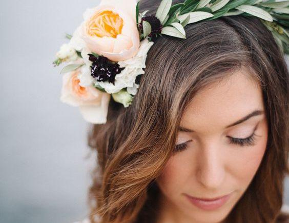 peinado de novia suelto con flores laterales