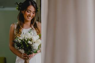 Novia con ramo de novia sencillos en las manos el día de su matrimonio