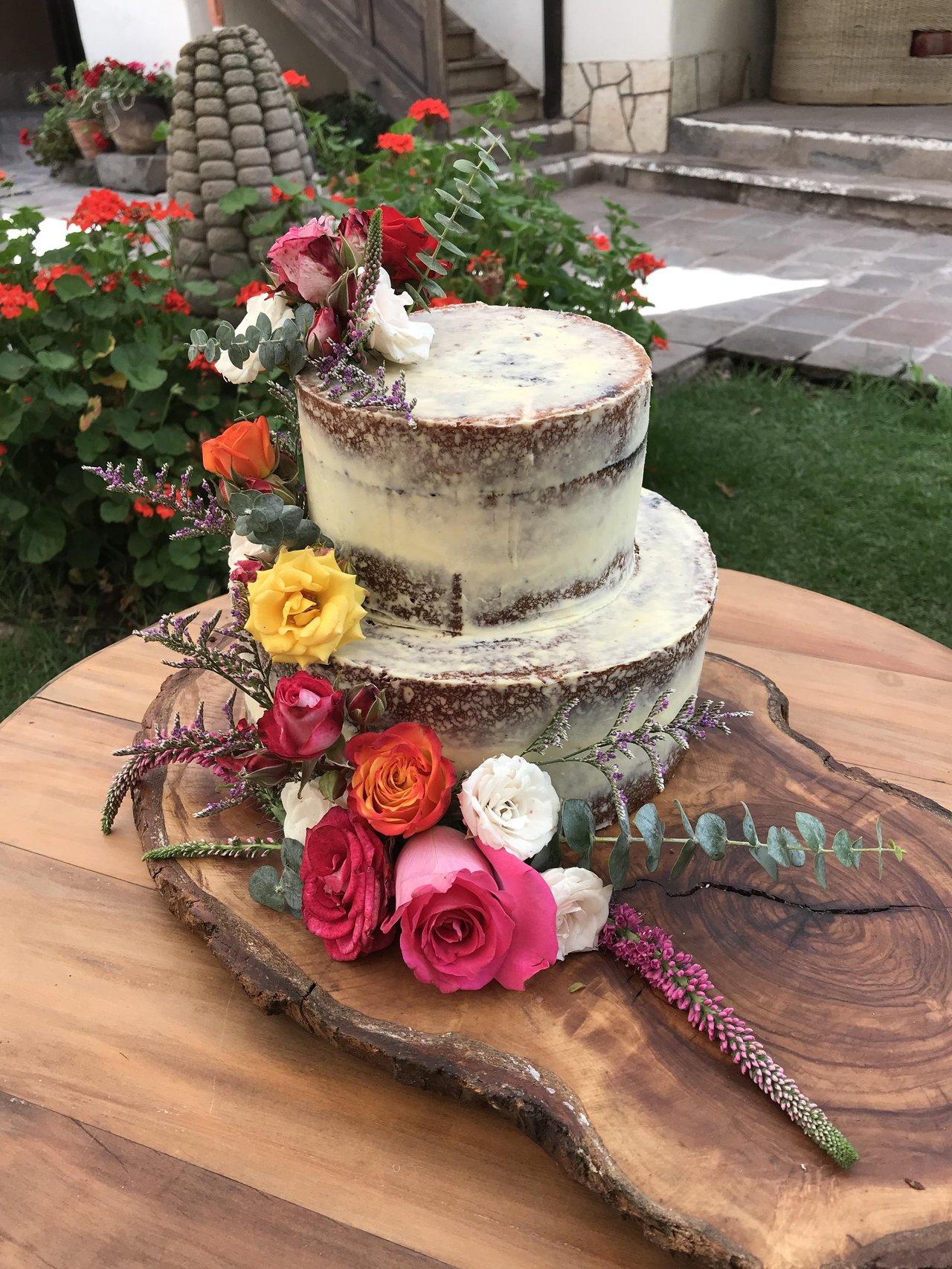 torta de matrimonio civil naked cake con decotación floral
