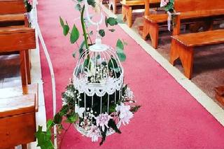 decoración con jaulas y flores en iglesia para boda