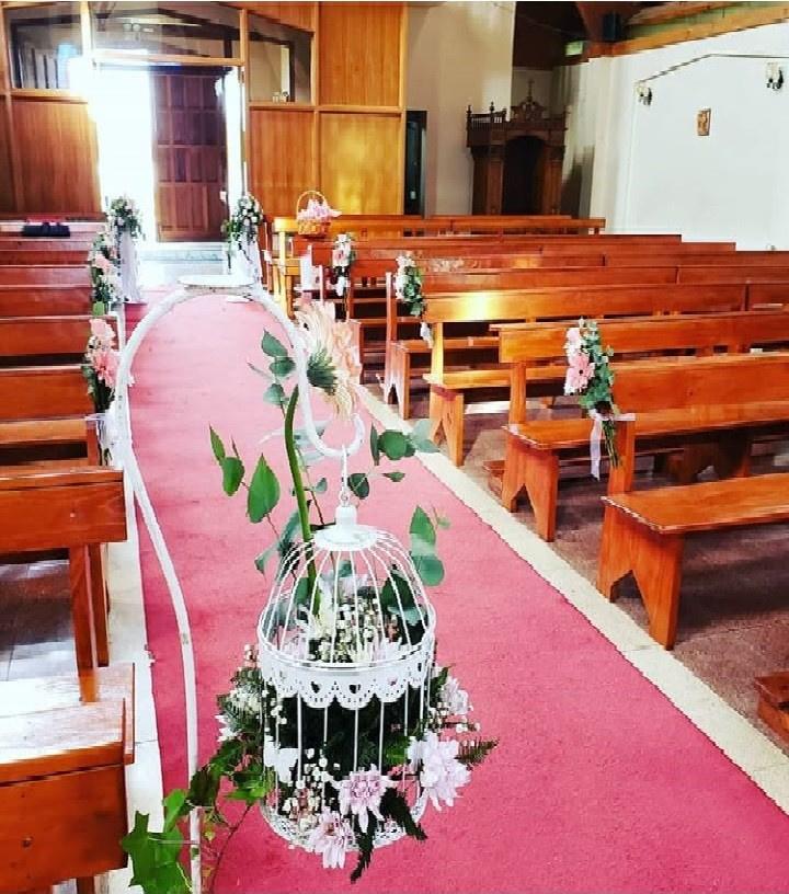 decoración con jaulas y flores en iglesia para boda