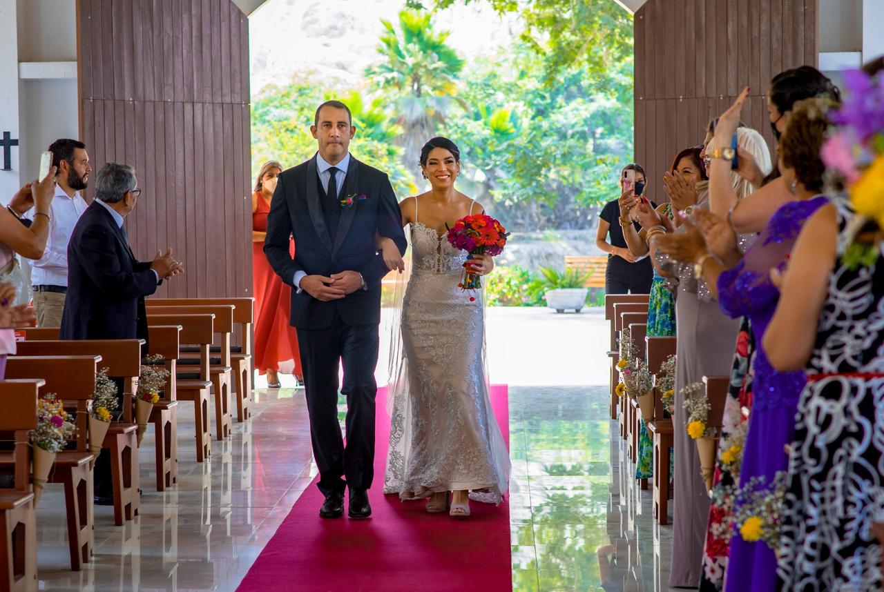 novia ingresando al altar de una iglesia