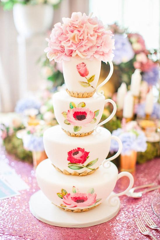 torta de matrimonio para primavera con forma de tazas superpuestas y adornada con flores