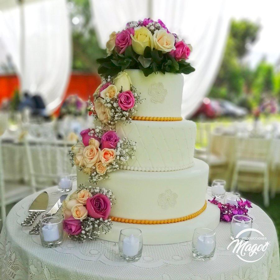 torta de matrimonio para primavera con flores
