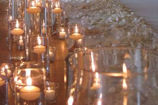 decoración con velas en el camino de iglesia para boda
