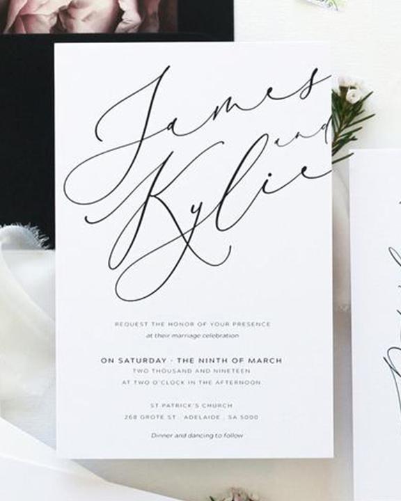 tarjeta de matrimonio civil minimalista con los nombres escritos en letra corrida