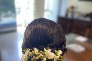 peinado de novia recogido con flores blancas