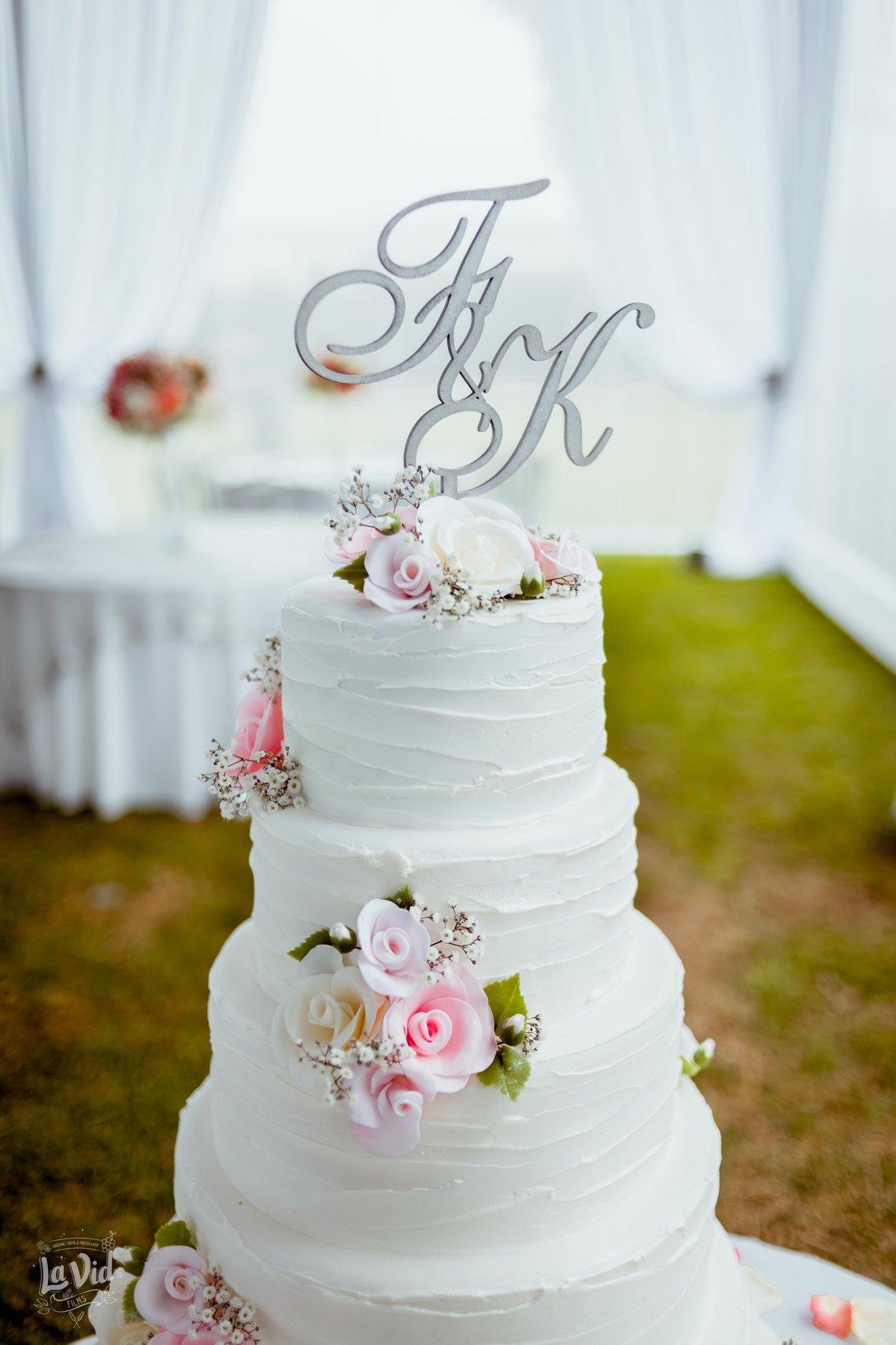 torta de matrimonio civil blanca y flores