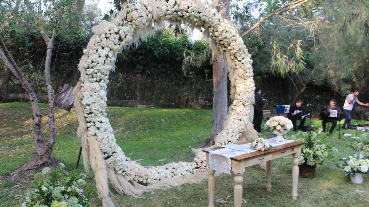 arcos para boda en jardín