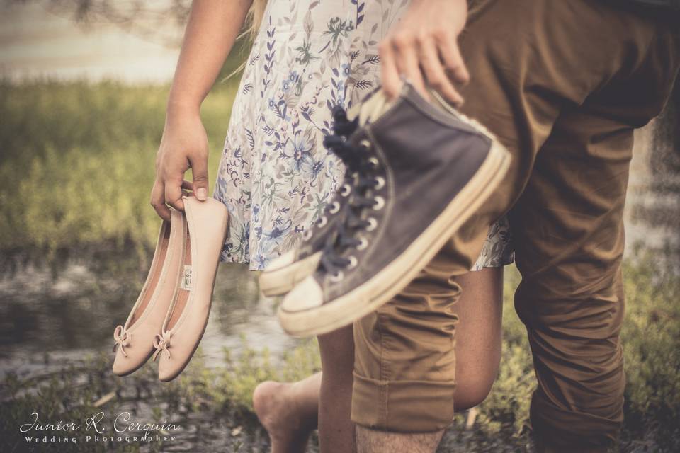 chico y chica sosteniendo sus zapatos