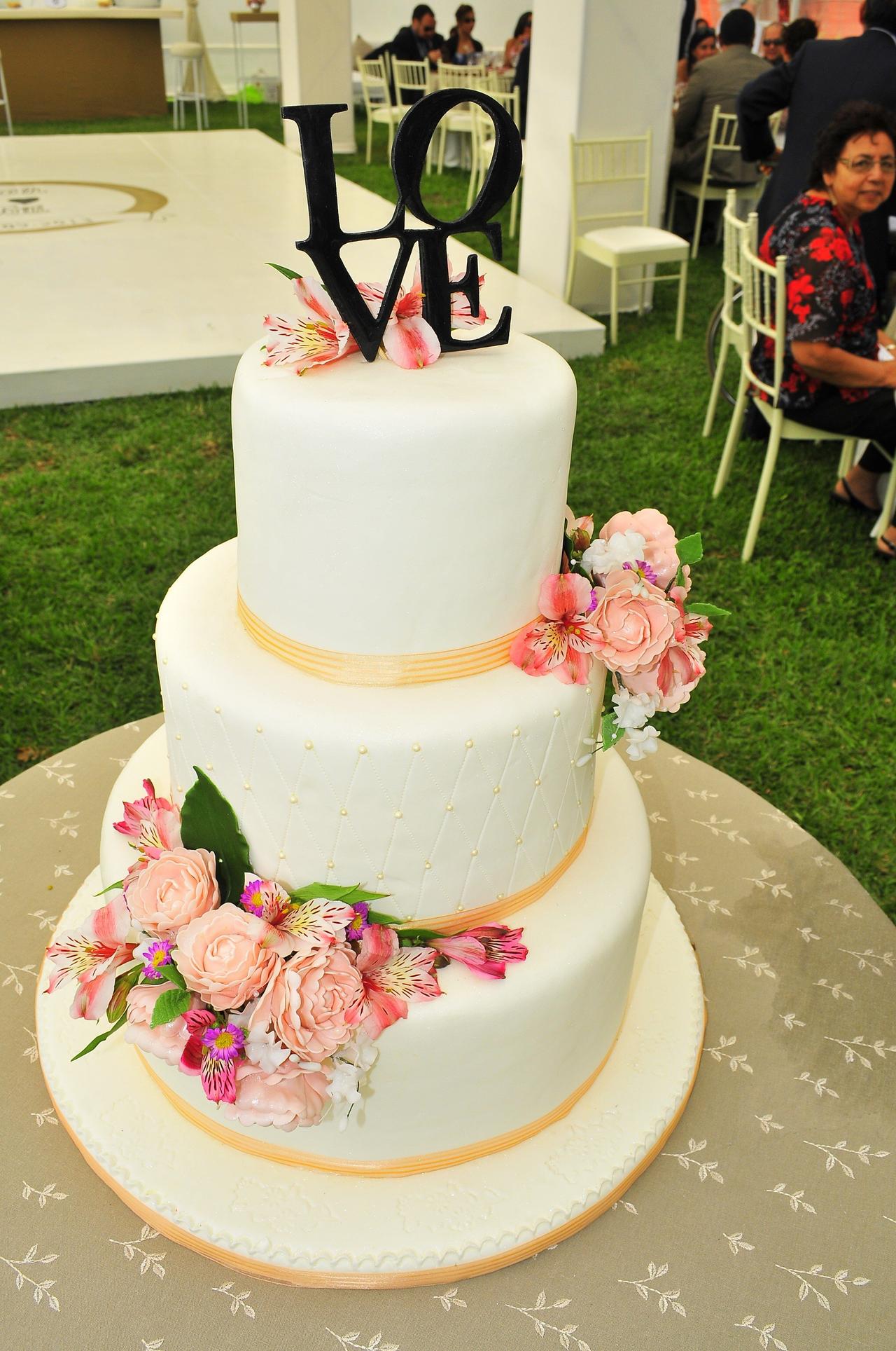torta de matrimonio elegante con flores naturales