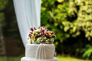 torta de matrimonio civil blanca de tres niveles y flores